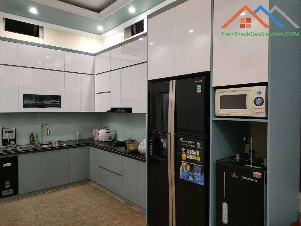 Tủ bếp nhà chị Thủy sử dụng hệ phủ Acrylic